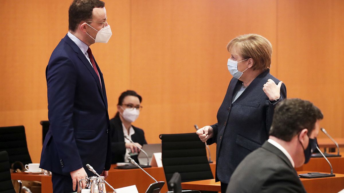 Spahn und Merkel nach einer Kabinettssitzung im Dezember