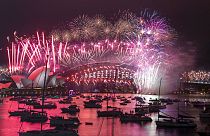 Neujahrsfeierlichkeiten in Sydney: Feuerwerk über dem Sydney Opera House und der Harbour Bridge, Australien, 1.1.2021
