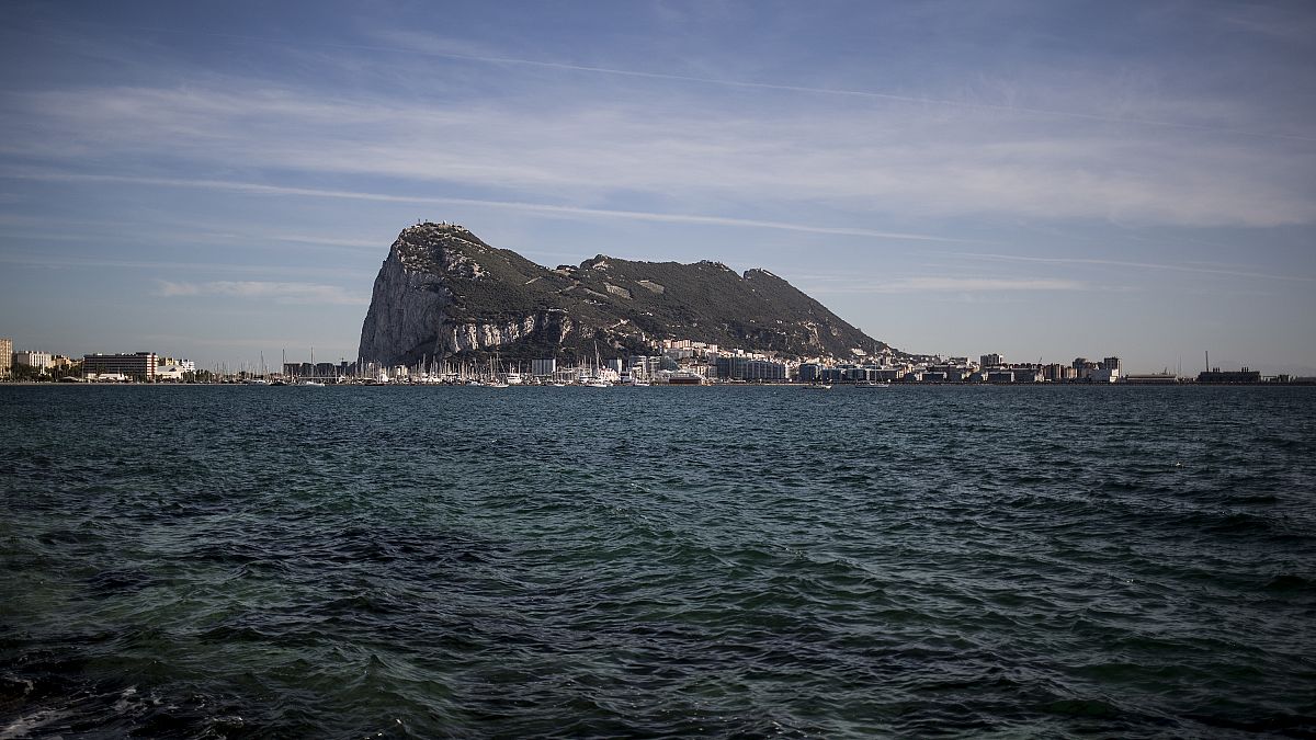 ARCHIVO - En esta foto de archivo de este jueves, 17 de octubre de 2019, una vista eerial de la roca de Gibraltar vista desde la vecina ciudad española de La Línea.