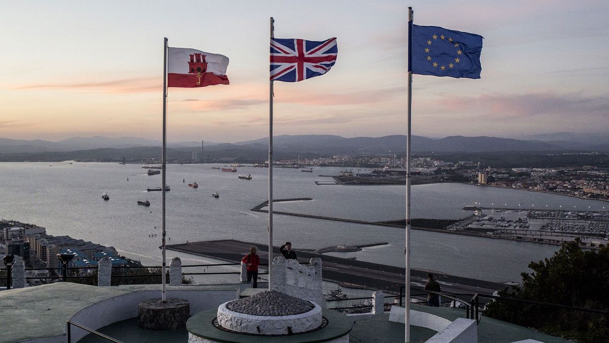 Archives : les drapeaux de Gibraltar, du Royaume-Uni et de l'Union européenne flottant au vent dans le territoire britannique , le 17 octobre 2019