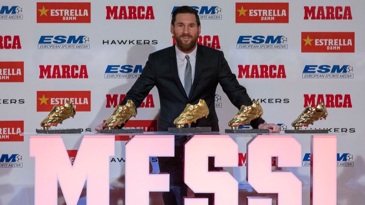 ليونيل ميسي لاعب نادي برشلونة الأرجنتيني يقف أمام وسائل الإعلام بعد حصوله على جائزة الحذاء الذهبي الخامسة، في برشلونة، إسبانيا، الثلاثاء 18 ديسمبر 2018