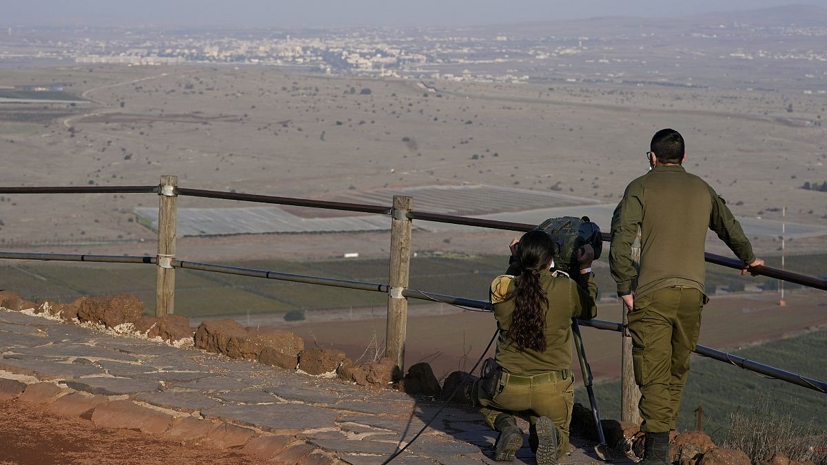 جنود إسرائيليون يراقبون قرية القنيطرة السورية من على هضبة الجولان-أرشيف
