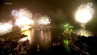 Ano Novo com grandioso fogo de artifício na baía de Sydney