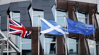ترفع أعلام بريطانيا واسكتلندا والاتحاد الأوروبي خارج البرلمان الاسكتلندي في إدنبرة، 31 كانون الثاني (يناير) 2020
