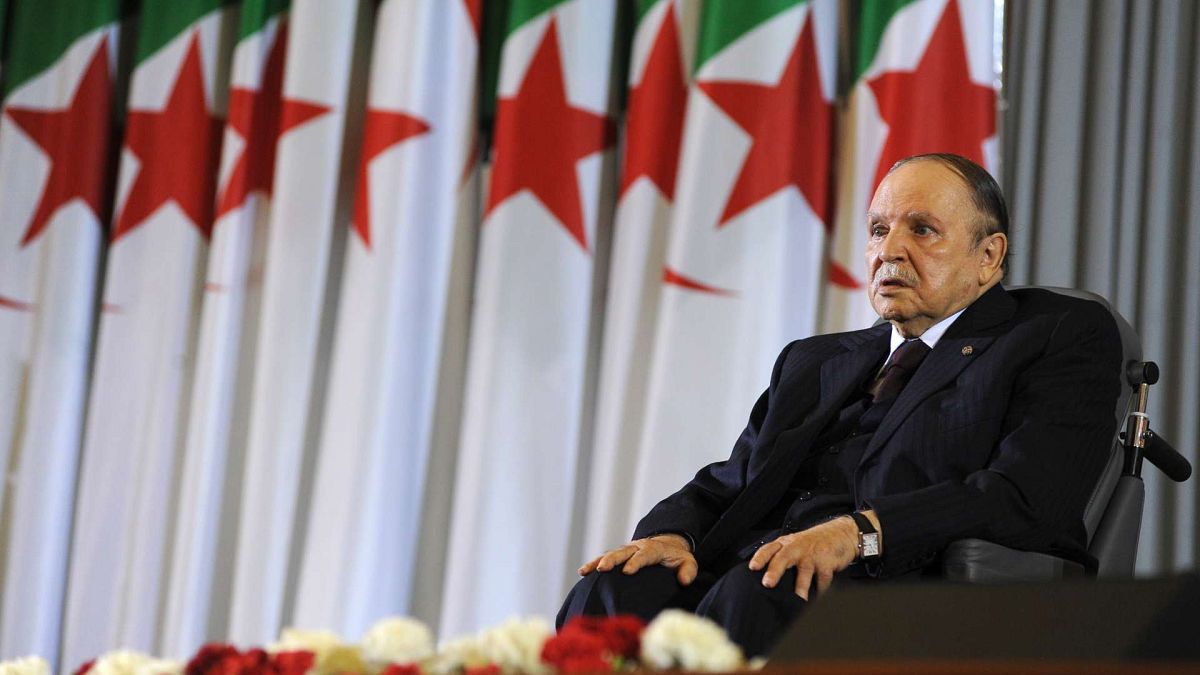 الرئيس الجزائري السابق عبد العزيز بوتفليقة يجلس على كرسي متحرك بعد أداء اليمين كرئيس في الجزائر العاصمة، 28 أبريل 2014 