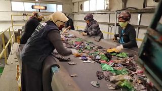 Mujeres trabajan en un planta de reciclado de plásticos en Turquía