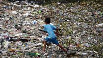 Műanyagot gyűjtenek Manilában