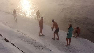 شاهد: روس يتحَدّون الجليد ويسبحون في بحيرة بايكال بسيبيريا احتفالا بالعام الجديد