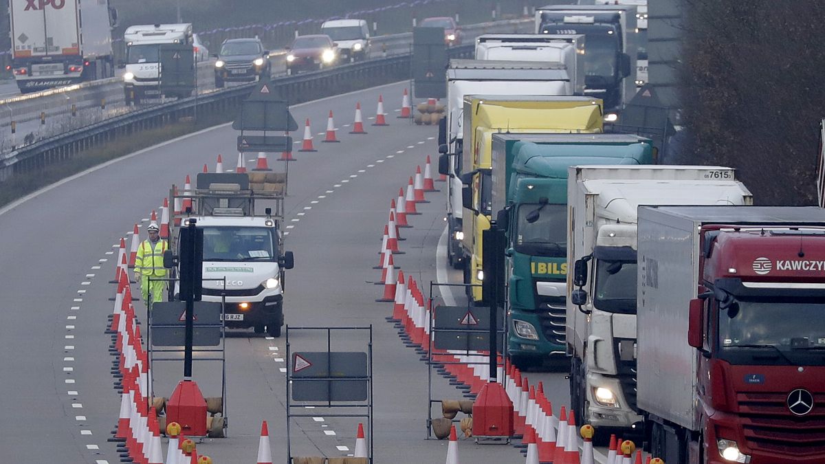ازدحام للشاحنات على الطريق السريع في مدينة كينت البريطانية، المملكة المتحدة. 