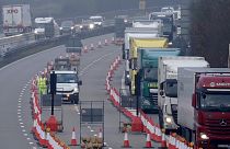 ازدحام للشاحنات على الطريق السريع في مدينة كينت البريطانية، المملكة المتحدة.