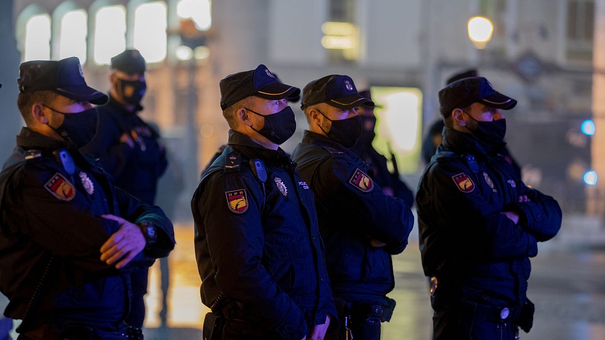 Policías montan guardia en la Puerta del Sol de Madrid para impedir aglomeraciones en Nochevieja. España 31/12/2020