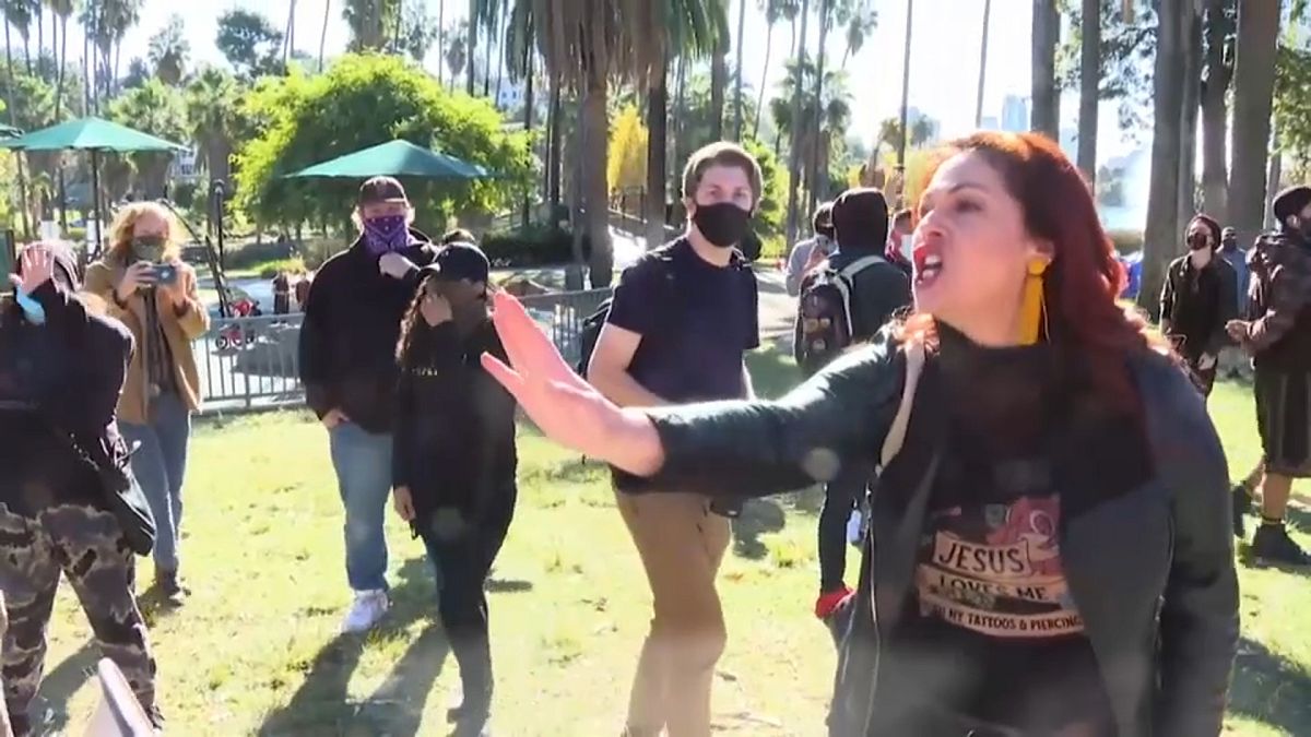 Una mujer grita 'Jesús' e interpone su mano cuando una persona le pide que se ponga la mascarilla en Los Ángeles, California