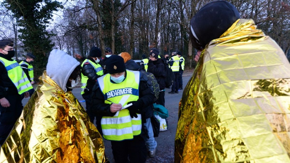 Polizei kontrolliert TeilnehmerInnen der Rave Party in Lieuron bei Rennes