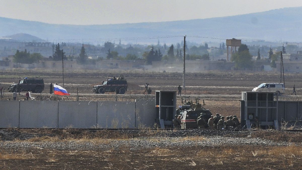القوات الروسية والتركية خلال تنفيذهم لدوريات مشتركة على أراضي سورية