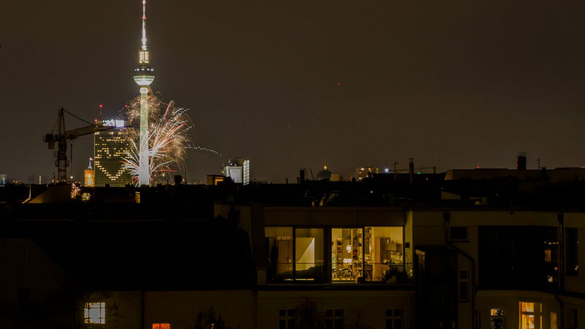 Leuchtfeuerwerk vor dem Berliner Fernsehturm, 1.1.2021