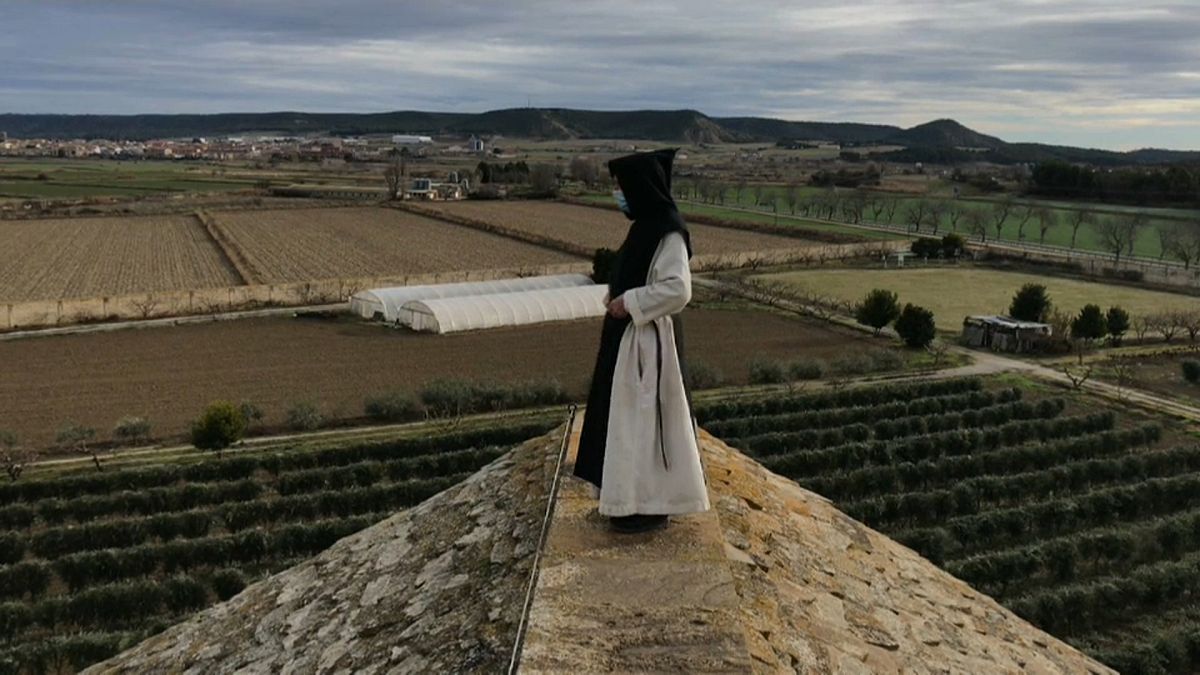 El padre Gregorio en el tejado del monasterio de la Oliva, Navarra, España 31/12/2020