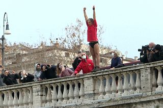 Romanos mergulham para afastar o 2020