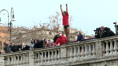 Romans jump into Tiber river in New Year's Day tradition 