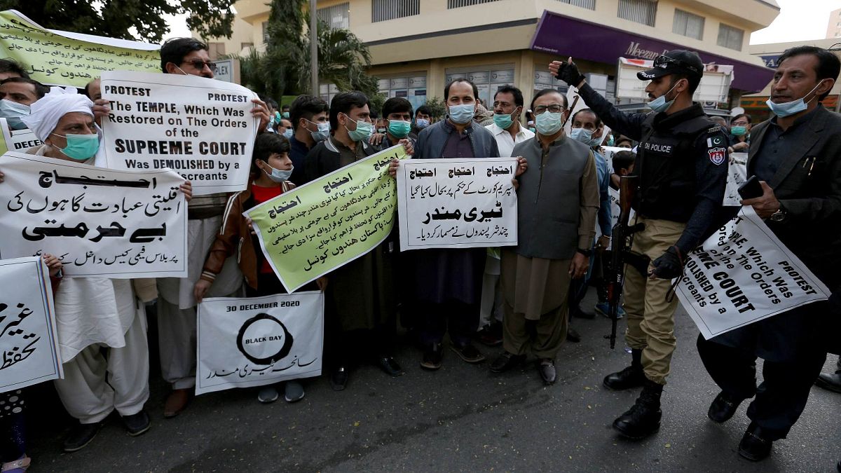 أعضاء المجلس الهندوسي الباكستاني ينظمون احتجاجًا على الهجوم على معبد هندوسي في بلدة الكرك الشمالية الغربية في كراتشي، باكستان، الخميس 31 ديسمبر 2020