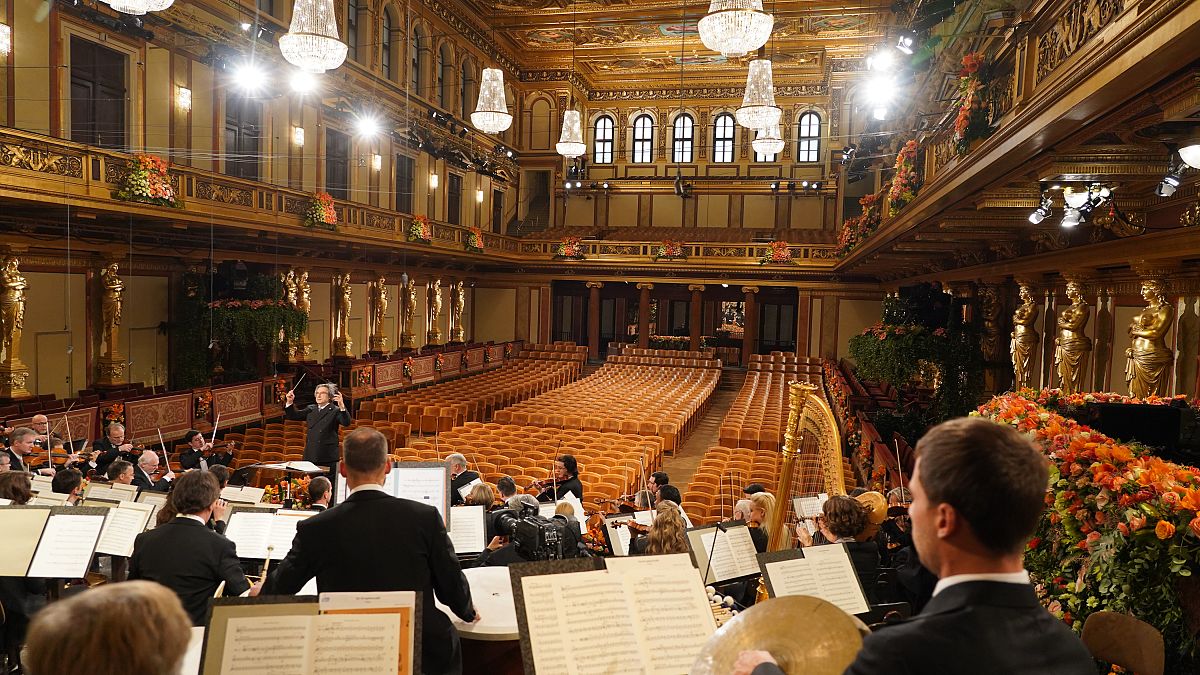 Közönség nélkül játszotta hagyományos újévi koncertjét a Bécsi Filharmonikus Zenekar 