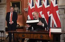 رئيس الوزراء البريطاني بوريس جونسون  وديفيد فروست، بعد توقيع اتفاقية التجارة والتعاون بين الاتحاد الأوروبي والمملكة المتحدة في لندن بريطانيا.