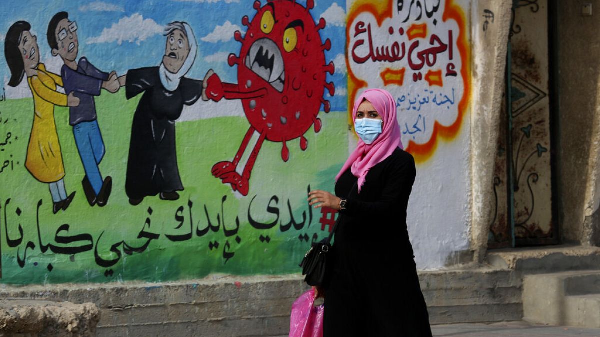 Nő sétál el az egyik graffiti előtt 