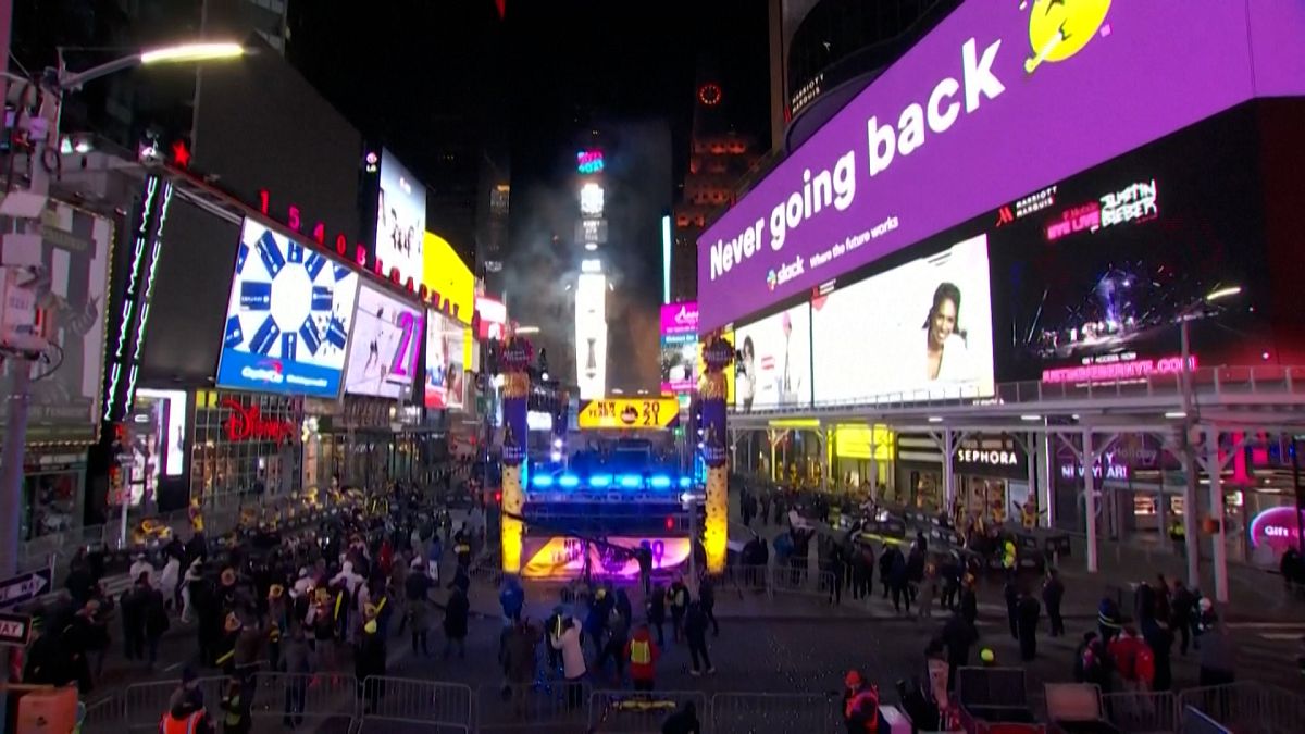 شاهد: إسقاط طابة ساحة "تايمز سكوير" العملاقة لإعلان بداية العام الجديد في نيويورك 