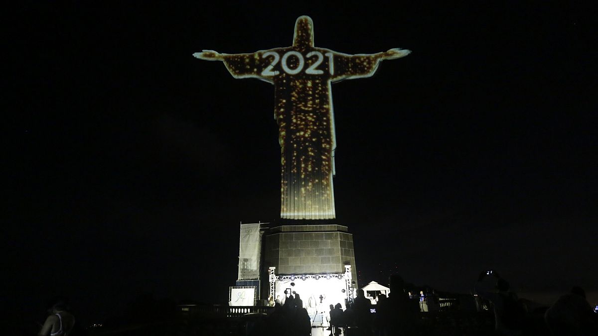 Cristo Redentor iluminado con la felicitación de Año Nuevo en Río de Janeiro