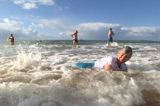 Corajosos mergulham nas águas geladas de Carcavelos