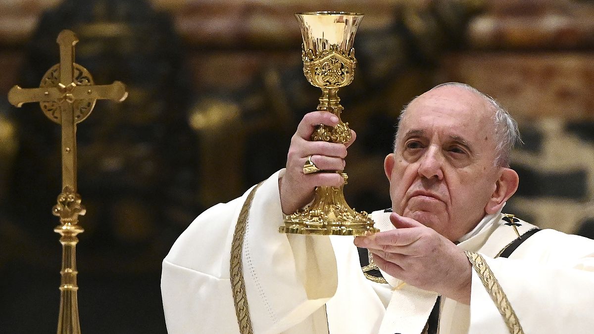 البابا فرنسيس محياً قداس الميلاد في الفاتيكان 