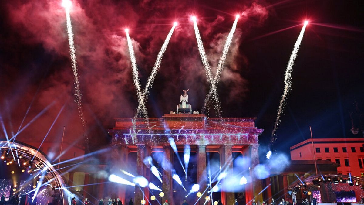Feuerwerk zu Neujahr 2021 - Silvester in Berlin am Brandenburger Tor