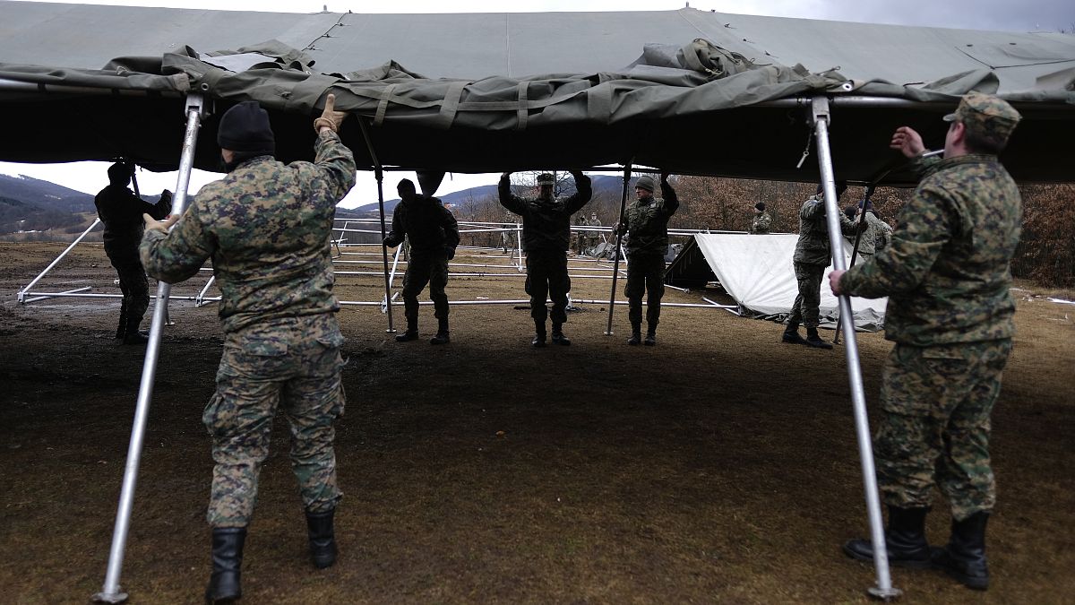 L'armée de Bosnie installe des tentes dans le camp de migrants de Lipa, Bosnie-Herzégovine, le 1er janvier 2020