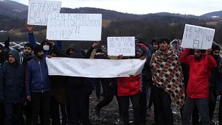 Acampamento de migrantes na Bósnia começa a receber tendas