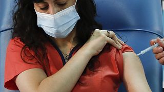 Mais restrições para poucas vacinas. Países agravam medidas sanitárias contra covid-19