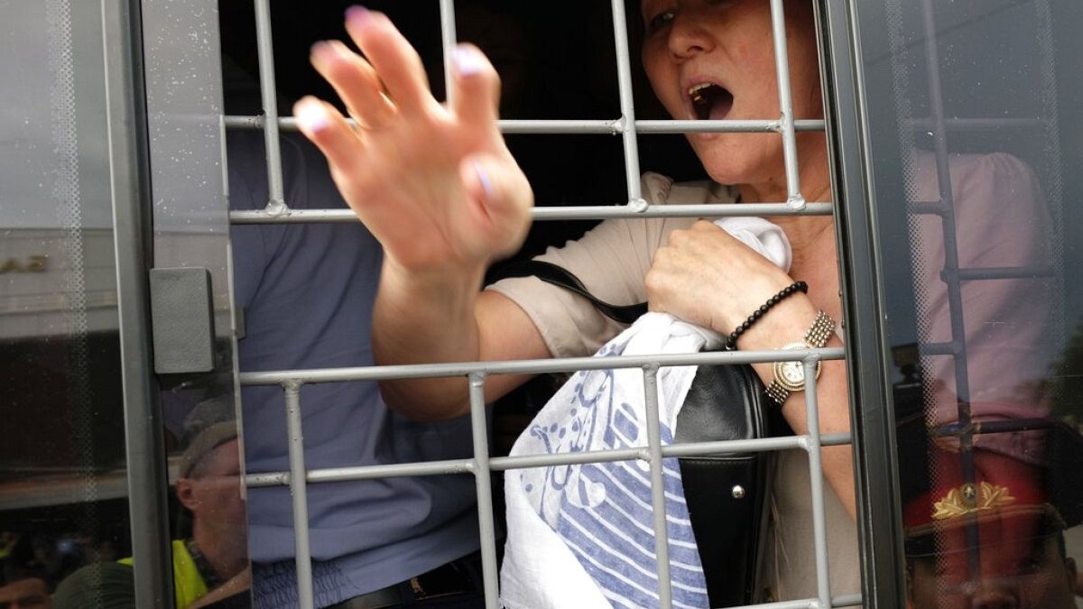 Kazakistan'ın Almatı kentindeki protestolarda gözaltına alınan bir zanlı.