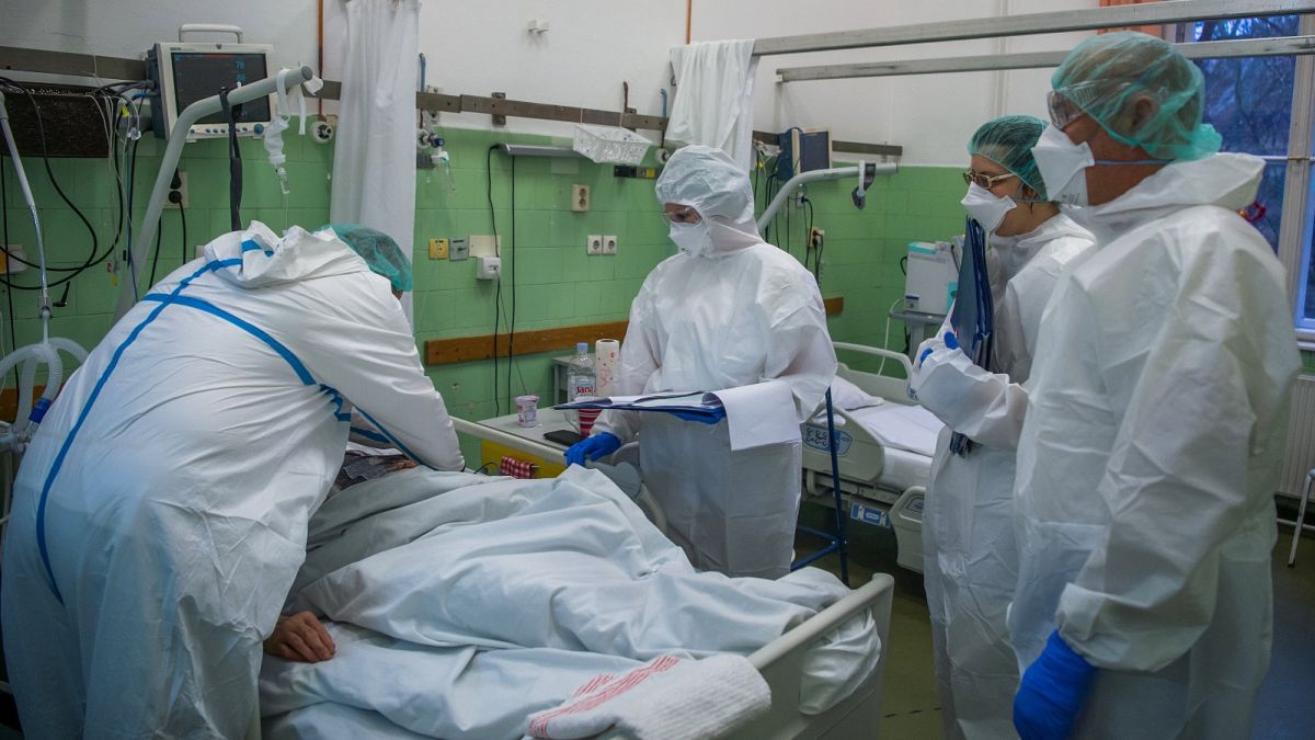 Védőruhába öltözött orvosok a koronavírussal fertőzött betegek fogadására kialakított osztályon a fővárosi Szent János kórházban