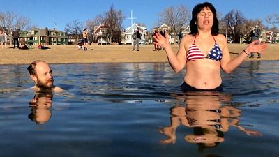 شاهد: السباحون المغامرون يتحدون المياه الباردة في ماساتشوستس احتفالا بحلول العام الجديد