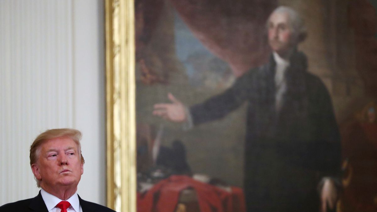 Donald Trump George Washington portréja mellett