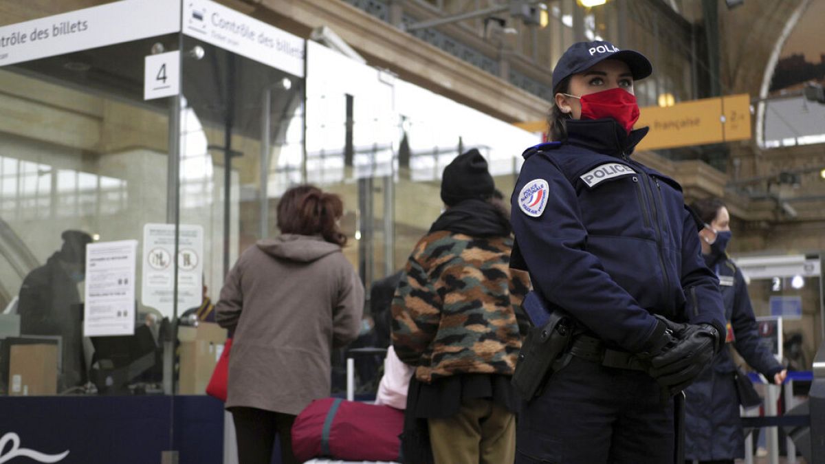 Eine französische Polizistin sichert den Pariser Bahnhof Gare du Nord