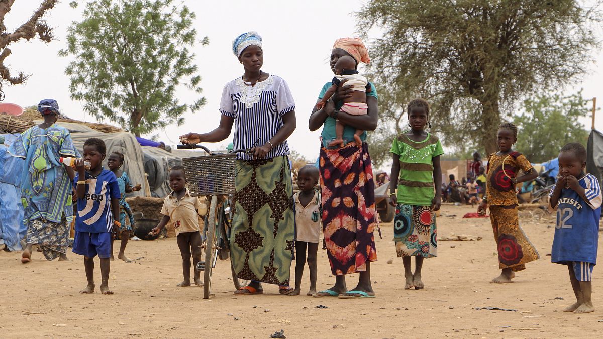 نساء وأطفال في موقع مؤقت للنازحين في بوركينا فاسو