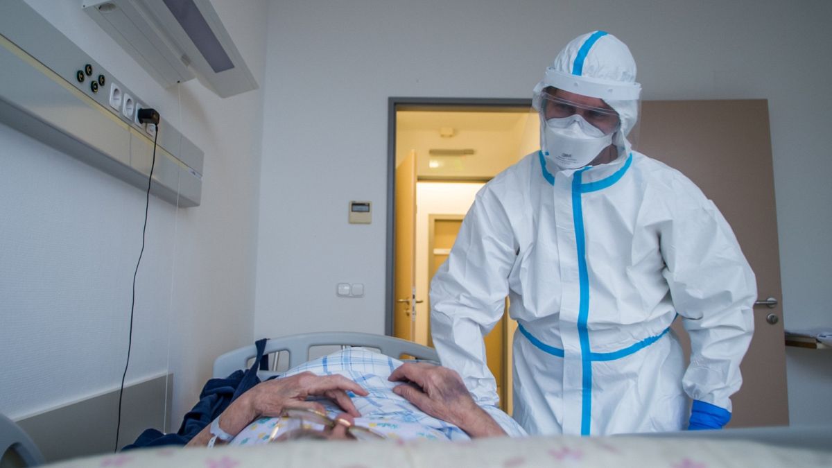 Védőruhába öltözött ápoló a koronavírussal fertőzött betegek fogadására kialakított osztályon a fővárosi Szent János Kórház Kútvölgyi tömbjében