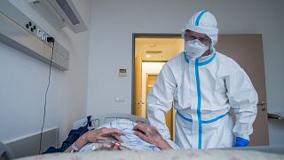Védőruhába öltözött ápoló a koronavírussal fertőzött betegek fogadására kialakított osztályon a fővárosi Szent János Kórház Kútvölgyi tömbjében