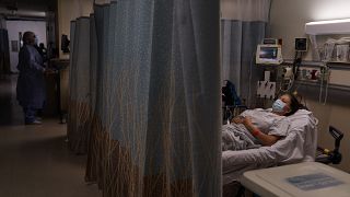 مريضة ترقد في قسم الطوارئ بمركز طبي في لوس أنجلوس