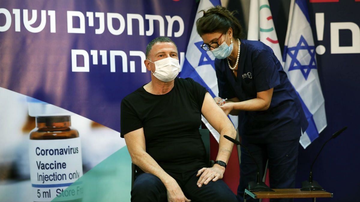 وزیر بهداشت اسرائیل در حال دریافت دوز نخست واکسن کووید-۱۹