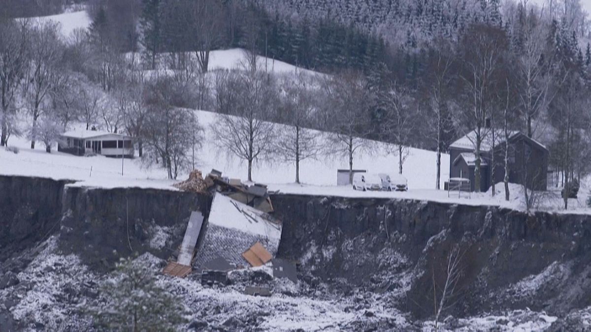 Sobe para cinco o número de vítimas mortais em deslizamento de terras na Noruega