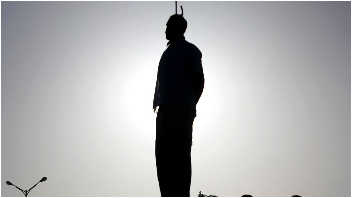 جثة رجل مدان بعد إعدامه في إيران عام 2011