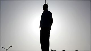 جثة رجل مدان بعد إعدامه في إيران عام 2011