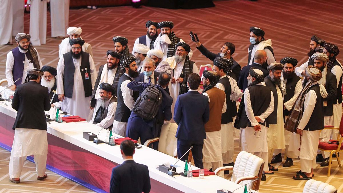 أعضاء وفد طالبان يغادرون مقاعدهم في نهاية الجلسة خلال محادثات السلام بين الحكومة الأفغانية وطالبان في العاصمة القطرية الدوحة، 12 سبتمبر 2020