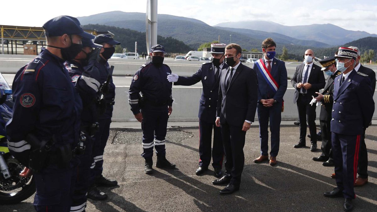 الرئيس الفرنسي إيمانويل ماكرون (وسط) خلال زيارة للحدود بين فرنسا وإسبانيا، حيث أعلن أن عدد حرس الحدود سيتضاعف "بسبب تفاقم التهديد الإرهابي"، لو بيرثيوس،  فرنسا 5 نوفمبر 2020