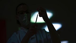 Egy ápoló a koronavírus elleni vakcina beadására készül a belgiumi Mons-ban